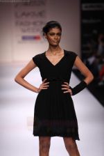 Model walks the ramp for Arjun Show at Lakme Fashion Week 2011 Day 4 in Grand Hyatt, Mumbai on 20th Aug 2011 (33).JPG